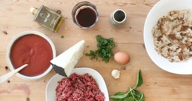 Insideat MEATBALLS-WITH-TOMATO-SAUCE- MEATBALLS WITH TOMATO SAUCE Video recipes Insideat MEATBALLS-WITH-TOMATO-SAUCE- MEATBALLS WITH TOMATO SAUCE Video recipes