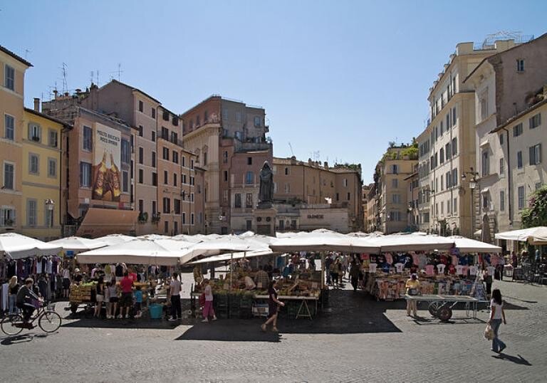 Insideat Campo_dei_Fiori A passeggio per i mercati di Roma. Tra storia, affari e souvenir. Outsideat the blog.  